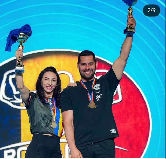 Trofeul ridicat pe scenă