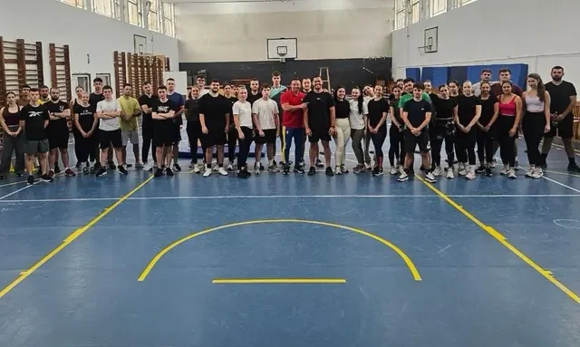Grupa de pregătire în sala de sport