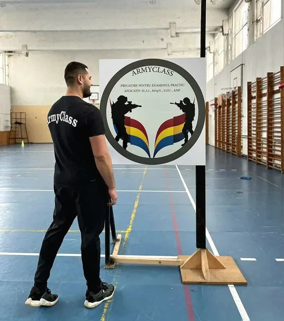 Silviu Dobre lângă panoul ArmyClass, la traseu